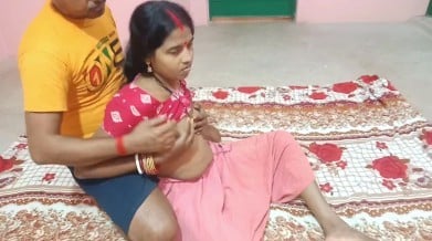மனைவியின் வேலைக்கார தோழி கணவன் ஓக்கிறான்