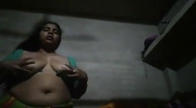 மதுரை வில்லேஜ் ஆன்டி ஜாக்கெட் கழட்டி முலை சப்புகிறாள்