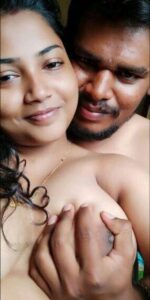 காதலி முலை பிசையும் காதலன்