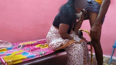 வீட்டை சுத்தம் செய்த சித்தி கூதி விரித்த படம்