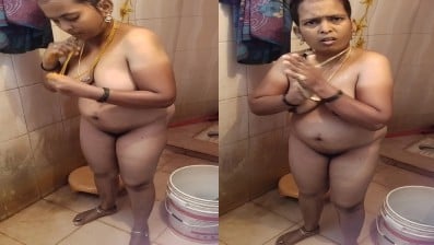 மஞ்சள் தேச்சி குளிக்கும் அன்னி நியூட் ஆபாசப்படம்