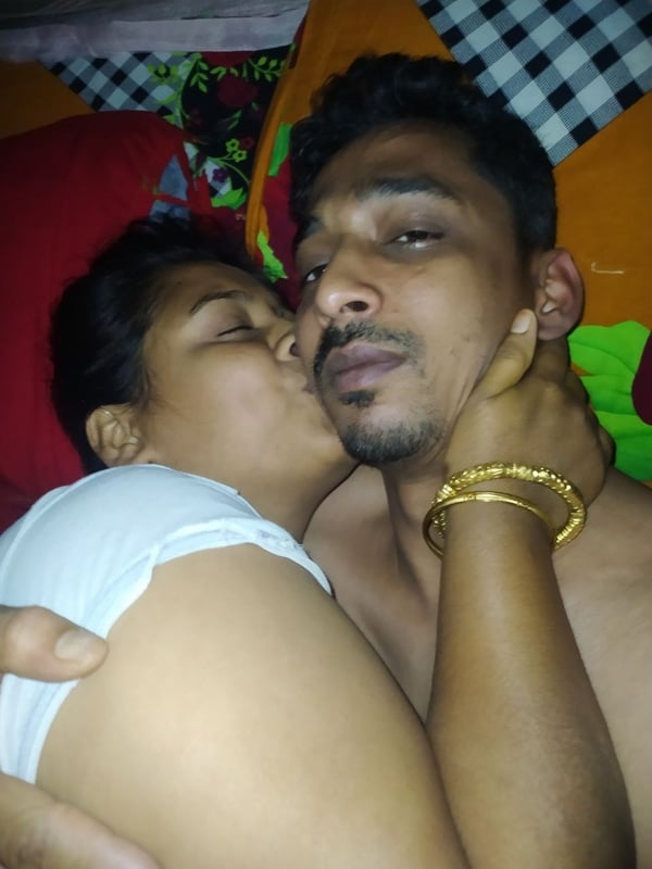 வில்லேஜ் பாபி கிஸ்ஸிங் போட்டோ