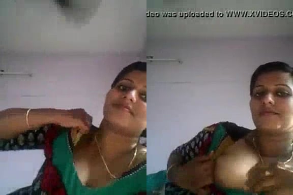 ஐட்டம் டான்ஸ் பெண் முலையை வெளியில் எடுக்கிறாள்