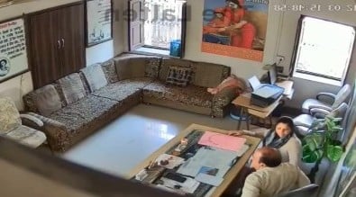 ஆபீஸ் மேனேஜர் பூலை வேலைகாரி ஊம்பும் CCTV காட்சி