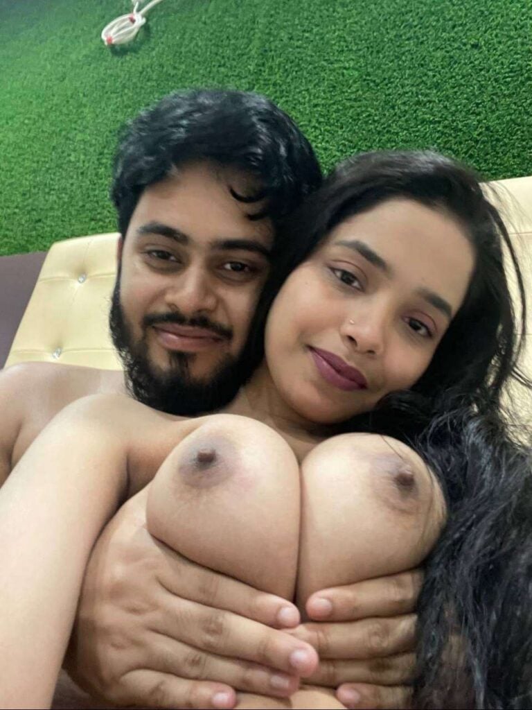 இறுக்கமாக மார்பகம் கசக்கும் படம்