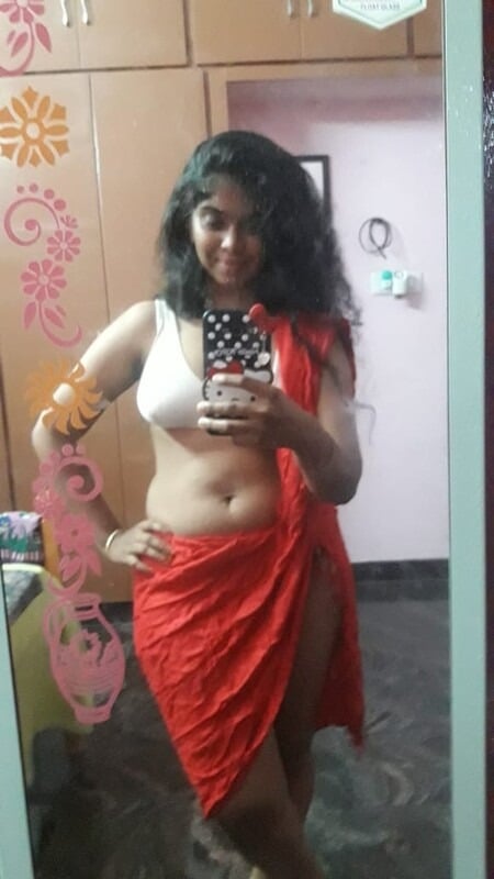 இடுப்பு அழகி செல்பி கவர்ச்சி படம்