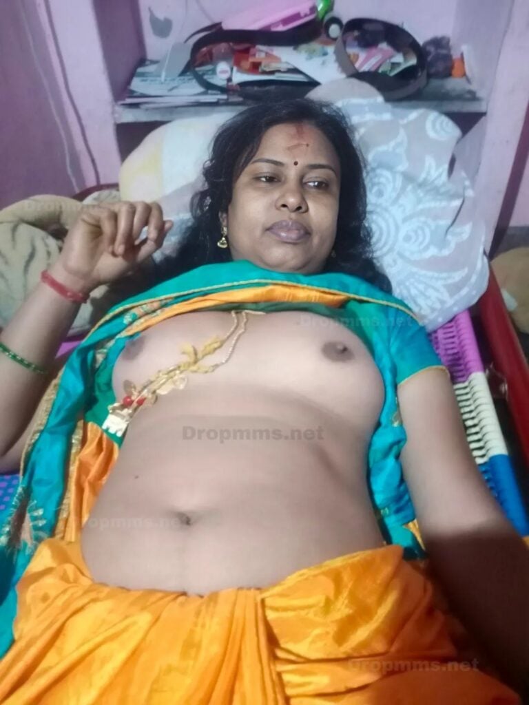 முலை காண்பித்து ஆசத்தும் படம்