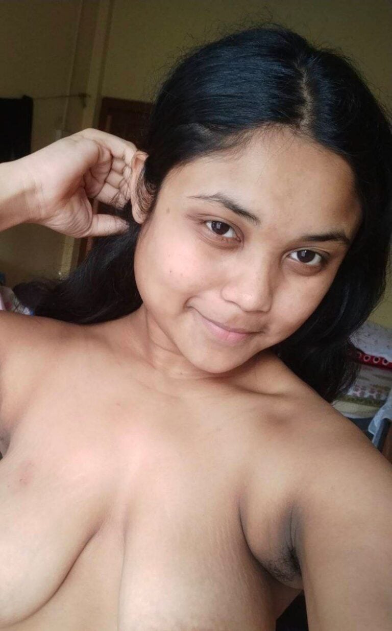 அரை நிர்வாண மார்பக ஆபாச படம்