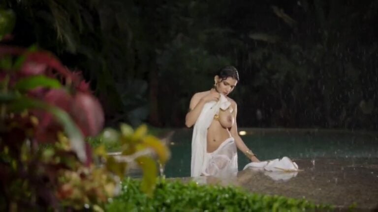 மாடல் நடிகை மழையான நீச்சல் குளத்தில் அம்மணம்