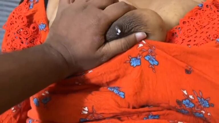 பால் வடியும் சின்ன அம்மா முலை பிசைந்து செக்ஸ்