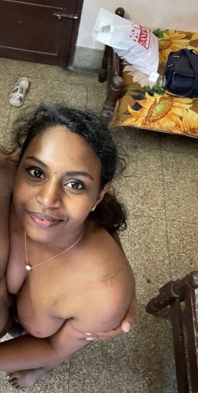 முலைகள் உரசும் ஆபாச காமப்படம்