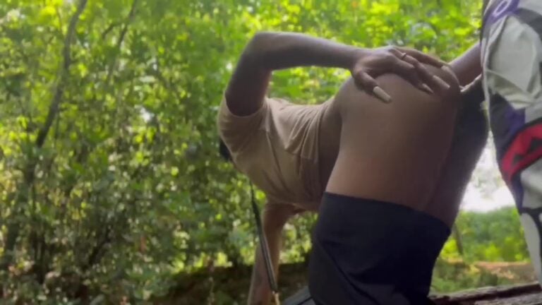 இந்தியா சுற்றுலா வந்த ஸ்ரீலங்கா பெண் காட்டில் செக்ஸ்