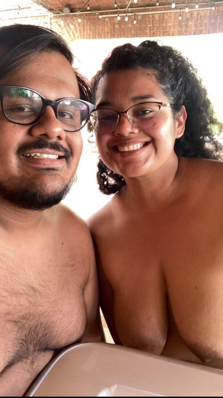 சிரிக்கும் ஜோடிகளின் செல்பி படம்