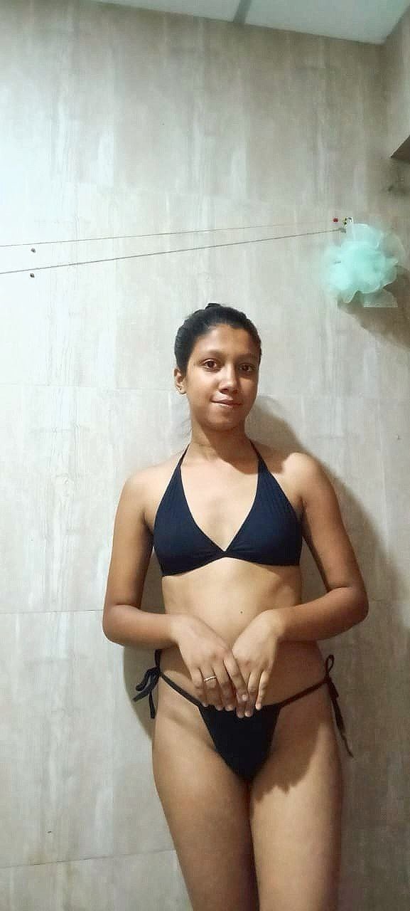 பிரா ஜெட்டி அணிந்த கவர்ச்சி மாடல்