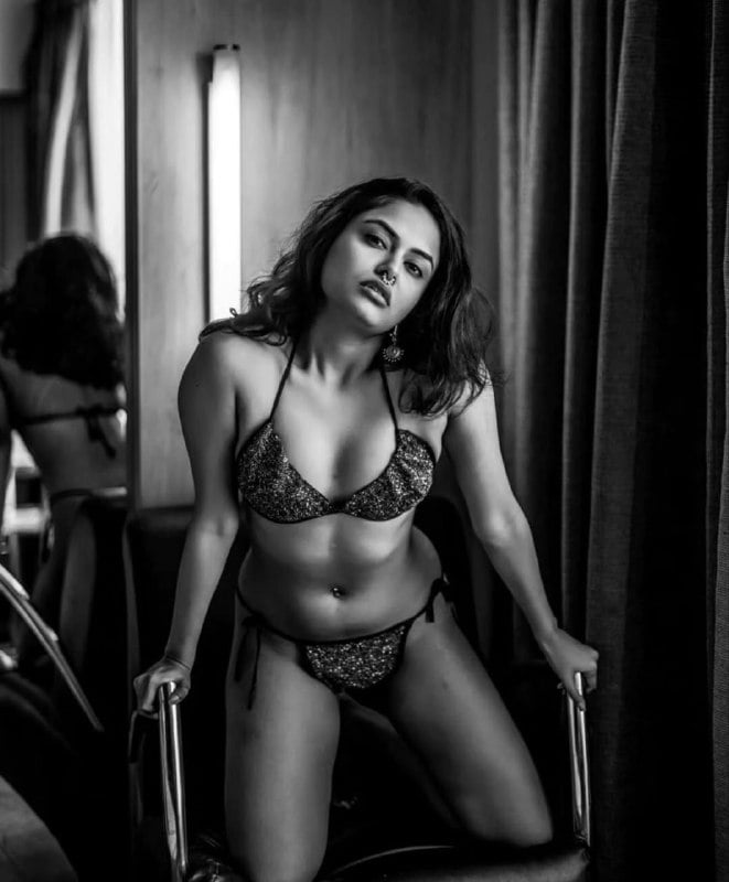 உள்ளாடைகளில் அசத்தும் தரமான லேடி