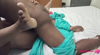 ஆஃபிஸில் டீ கொடுக்கும் ஆன்டி ரொமான்டிக் ஓழ் செய்கிறாள்